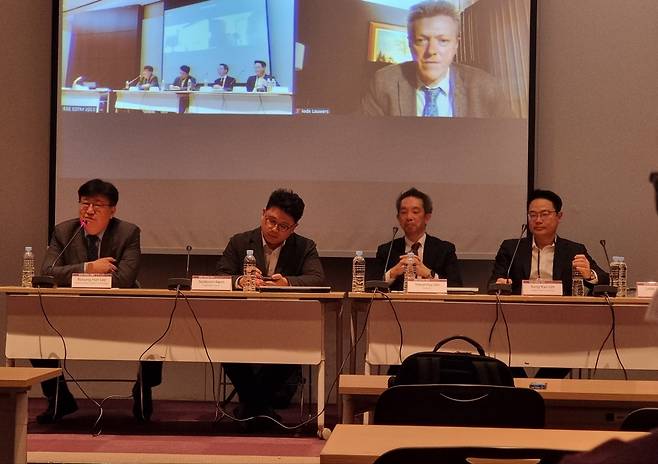 지난 8일 오후 서울 삼성동 코엑스에서 열린 반도체 학술대회 ‘IEEE EDTM 2023’에서 패널들이 토의하고 있다. 이병훈(왼쪽부터) 포스텍 교수, 권석준 성균관대 교수, 야스미쓰 오리 라피더스 전무, 임성규 조지아텍 교수. 김지헌 기자.