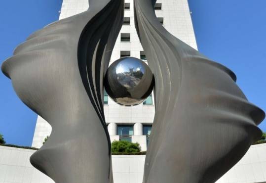 서울 서초동 대검찰청 정문 앞의 '서 있는 눈' [헤럴드DB]