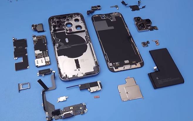 분해된 아이폰 14 프로. [‘restore technique’ 유튜브]