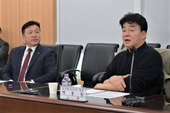 백종원(오른쪽) 더본코리아 대표와 최재구 충남 예산군수(가운데)가 지난 7일 예산군청에서 열린 '예산시장 활성화를 위한 간담회'에서 주변 숙박업소 등 상인들과 만나고 있다. [예산군 제공]
