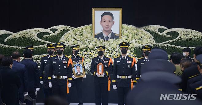 [김제=뉴시스] 김얼 기자 = 故 성공일 소방교의 영결식이 열린 9일 전북 김제시 국립청소년농생명센터에서 관계자들이 영결식을 거행하고 있다. 성공일 소방교는 지난 6일 전북 김제시 금산면 단독주택 화재 현장에서 인명 구조작업 하다가 화마에 휩쓸려 순직했다. 2023.03.09. pmkeul@nwsis.com