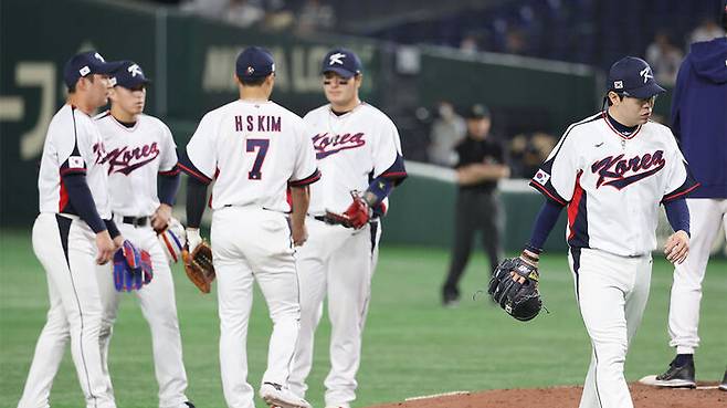 호주전 8회초 1사 2, 3루 상황에서 교체되는 양현종