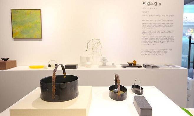 서울 서초구 ‘살롱 in 양재천’ 갤러리에서 열린 ‘매일소감(每日所感) 전’에 전시된 공예품들. 서초구 제공
