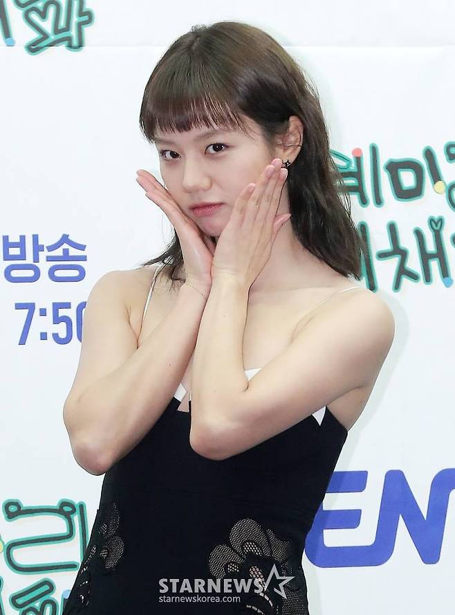 배우 혜리가 9일 오전 서울 마포구 상암동 스탠포드 서울에서 진행된 ENA 예능 '혜미리예채파' 제작발표회에 참석해 포즈를 취하고 있다.  '혜미리예채파'는 외딴 산골에서 안락한 정착을 위해 고군분투하는 혜미리예채파의 복작복작 살림살이를 담아낸 예능으로, 멤버들은 각종 미션을 통해 주거에 필요한 용품을 얻고 텅 빈 집을 채워 넣으며 재미를 선사할 예정이다. 오는 12일 첫 방송. 2023.03.09 /사진=김창현 기자 chmt@
