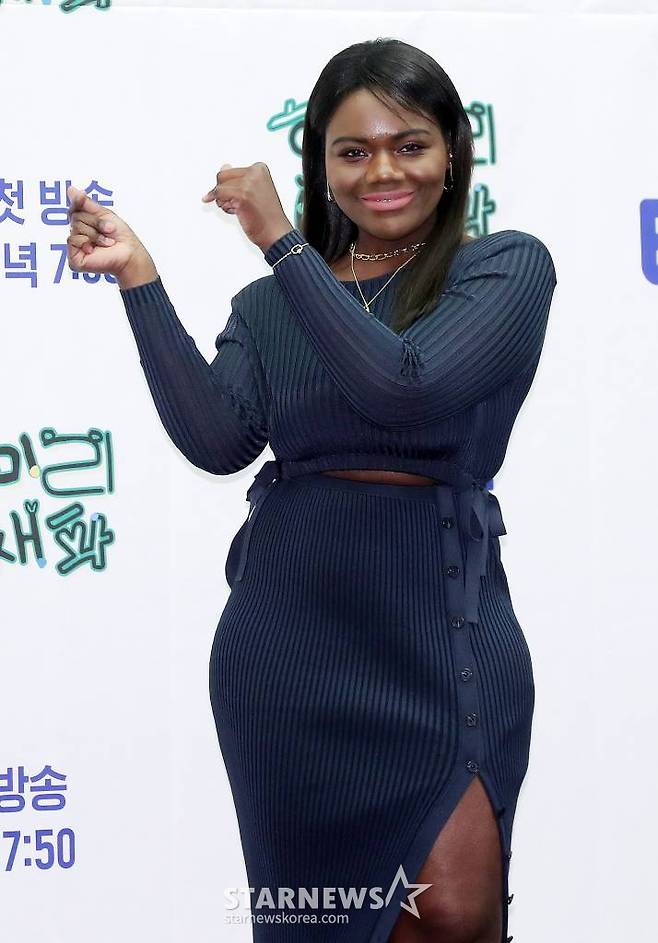 방송인 파트리샤가 9일 오전 서울 마포구 상암동 스탠포드 서울에서 진행된 ENA 예능 '혜미리예채파' 제작발표회에 참석해 포즈를 취하고 있다.  '혜미리예채파'는 외딴 산골에서 안락한 정착을 위해 고군분투하는 혜미리예채파의 복작복작 살림살이를 담아낸 예능으로, 멤버들은 각종 미션을 통해 주거에 필요한 용품을 얻고 텅 빈 집을 채워 넣으며 재미를 선사할 예정이다. 오는 12일 첫 방송. 2023.03.09 /사진=김창현 기자 chmt@