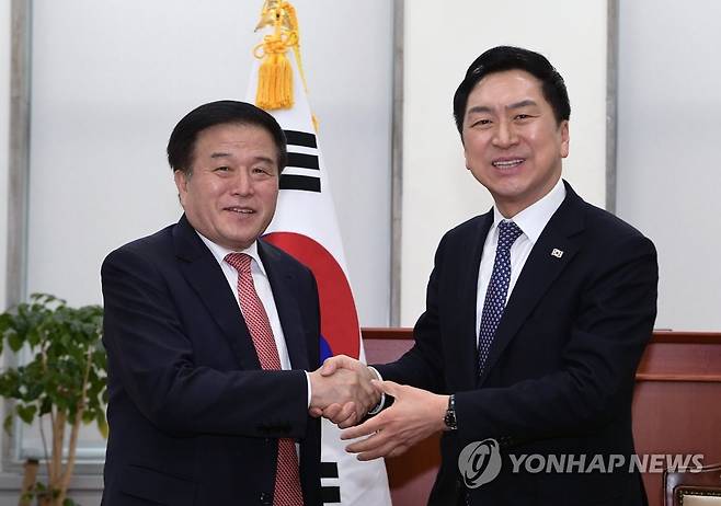 이진복 태통령실 정무수석, 김기현 대표 예방 (서울=연합뉴스) 임화영 기자 = 국민의힘 김기현 신임 당 대표(오른쪽)가 9일 국회에서 이진복 대통령실 정무수석을 만나 악수하고 있다. 2023.3.9 [국회사진기자단] hwayoung7@yna.co.kr