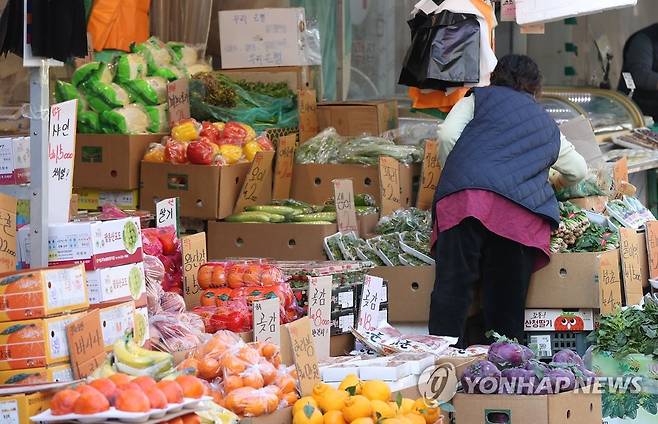 소상공인 저금리 대환대출 13일 확대 시행…가계대출 포함 추진  [연합뉴스 자료사진]