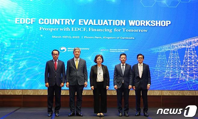 10일 캄보디아의 프놈펜 하얏트 호텔에서 대외경제협력기금(EDCF) 성과공유 워크숍이 열렸다. 왼쪽부터 찬다롱 캄보디아 농촌개발부 차관, 나상덕 주캄보디아대사관 공사, 김경희 기획재정부 개발협력국장, 햄밴디 캄보디아 경제재무부 차관, 바나로스 캄보디아 공공사업교통부 차관.(기획재정부 제공)/뉴스1