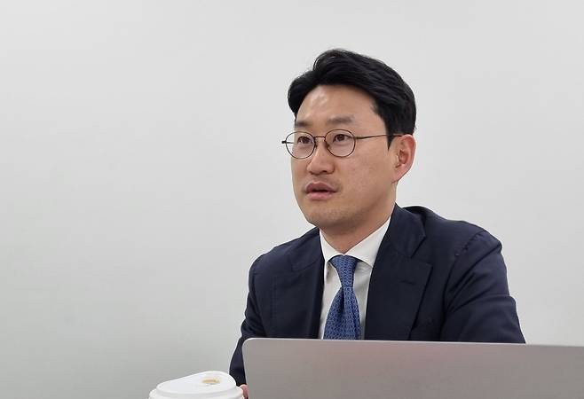 SM엔터테인먼트의 권영민 책임. SM은 라이크기획 프로듀싱 계약에 따라 비서인력과 집무실을 이 전 PD에게 지원해왔는데 권 책임은 2017년부터 6년간 이 전 PD의 비서 일을 하다 최근 대기발령을 받았다. /이은영 기자