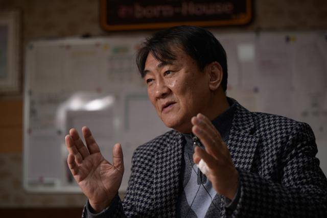 그는 어릴 때 운동을 좋아하고 잘했다. 중학교 땐 그가 축구공을 한번 잡으면 따라올 친구가 없을 정도였다. 요즘도 종종 ‘하고 싶던 축구를 할 수 있었더라면…’ 곱씹는다. 김해=하상윤 기자