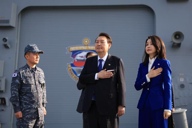 윤석열 대통령과 김건희 여사가 10일 경상남도 창원시 해군 진해기지 내에 정박 중인 우리 해군의 첫 이지스구축함인 세종대왕함에 승함, 국기에 경례하고 있다. 대통령실 제공