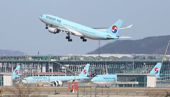 지난 2월 20일 오후 인천국제공항 활주로에서 이륙하는 대한항공 항공기 모습. 연합뉴스