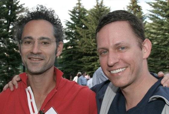 카프 CEO(왼쪽)와 피터 틸 페이팔 창업자(오른쪽). 트위터 캡처