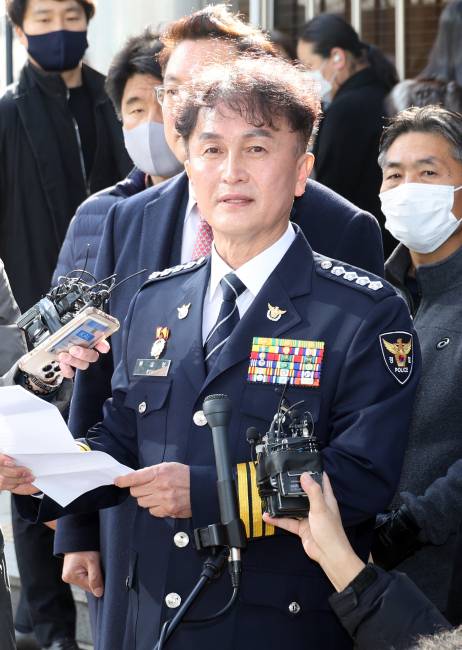 류삼영 총경이 지난해 12월8일 중앙징계위원회가 열리는 서대문구 경찰청 앞에서 기자회견을 하고 있다. 류 총경은 경찰국 신설 여론 수렴을 위한 전국 경찰서장 회의를 추진했다.