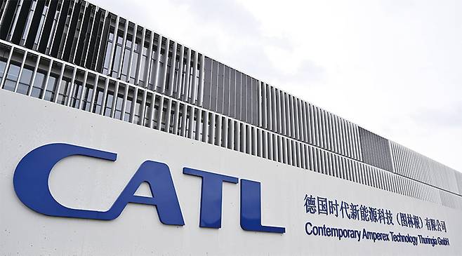 세계 배터리 시장 1위인 중국의 CATL은 전략적 협력 관계의 전기차 기업에 탄산리튬 가격을 t당 20만위안(약 3770만원)으로 고정해 산출한 가격으로 배터리를 공급하기로 했다. (DPA 제공)
