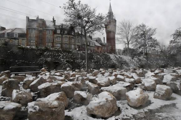 난민 텐트 설치 막는 佛 칼레 광장 바위들 - 8일(현지시간) 프랑스 북부 도시 칼레의 시청 광장에 난민들이 몰래 텐트를 설치하는 것을 막기 위해 바위 100개가 놓여 있다. 이곳은 지난 10년간 난민들이 고무보트를 타고 도버해협을 건너기 전 임시로 머물던 곳이다. 리시 수낵 영국 총리는 최근 고무보트로 건너오는 이민자들을 제3국으로 추방하는 법을 발의하기로 했다. 칼레 AP 연합뉴스