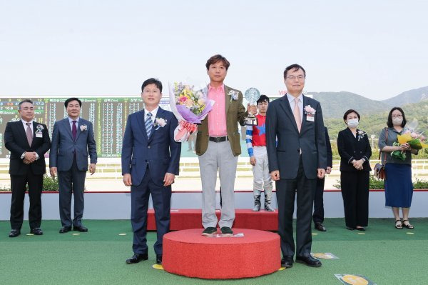 300승 기록한 김동균 조교사.