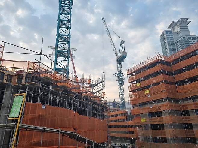 서울의 한 공사현장에서 운행 중인 타워크레인 [촬영 김치연]