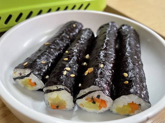 꼬마김밥에는 당근과 단무지가 들어갔다. (사진=송혜수 기자)