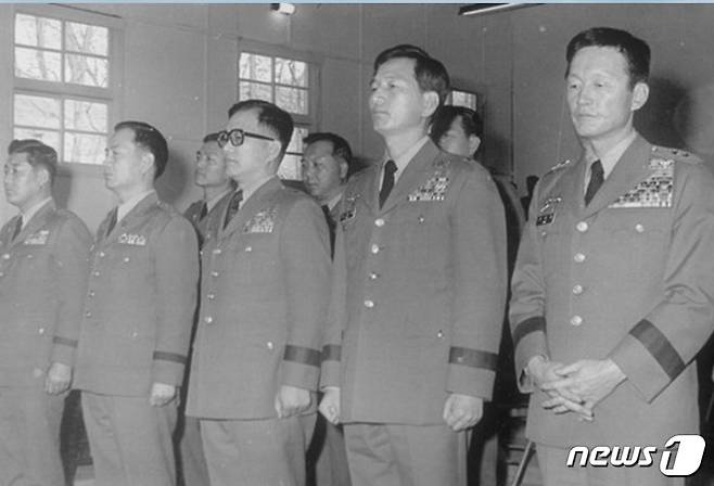 1973년 4월 28일 '윤필용 사건'을 다룬 보통군법회의 선고공판 모습. 사진 오른쪽부터 윤필용 수경사령관(소장), 손영길 수경사 참모장(준장)., 김성배 3사관학교 생도대장(준장), 심은하의 시아버지 지성한 육군중앙범죄수사단장(대령), 권익현 26사단 76연대장(대령). ⓒ 뉴스1 DB