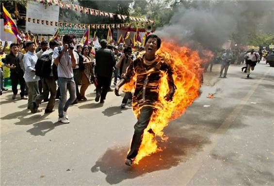<2012년 3월 26일 인도에 살고 있는 티베트인 잠파 예시(Jampa Yeshi, 26세)는 뉴델리에서 후진타오의 인도 방문을 규탄하면서 스스로 분신했다. 사진/Manish Swarup/Associated Press, New York Times>