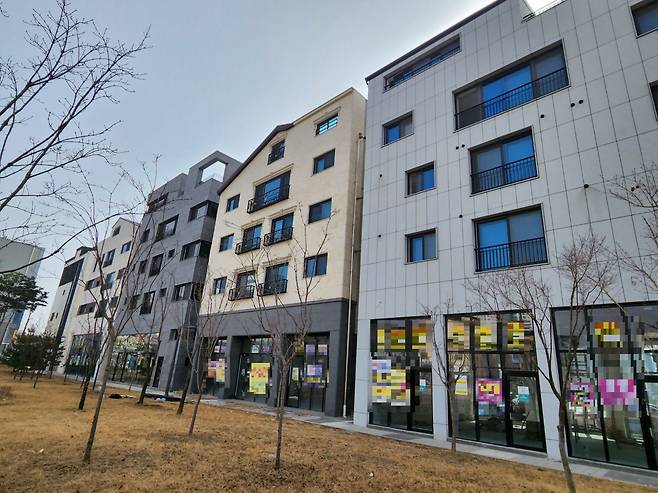 9일 경기 평택 고덕동의 삼성전자 평택캠퍼스 공장에서 도보로 10여분 떨어진 원룸촌 건물에 '임대'를 홍보하는 스티커와 플래카드가 여기저기 걸려 있다. 최근 삼성전자 평택캠퍼스 일감이 줄면서 인근 원룸·오피스텔 공실률도 덩달아 오르고 있다고 한다./이학준 기자