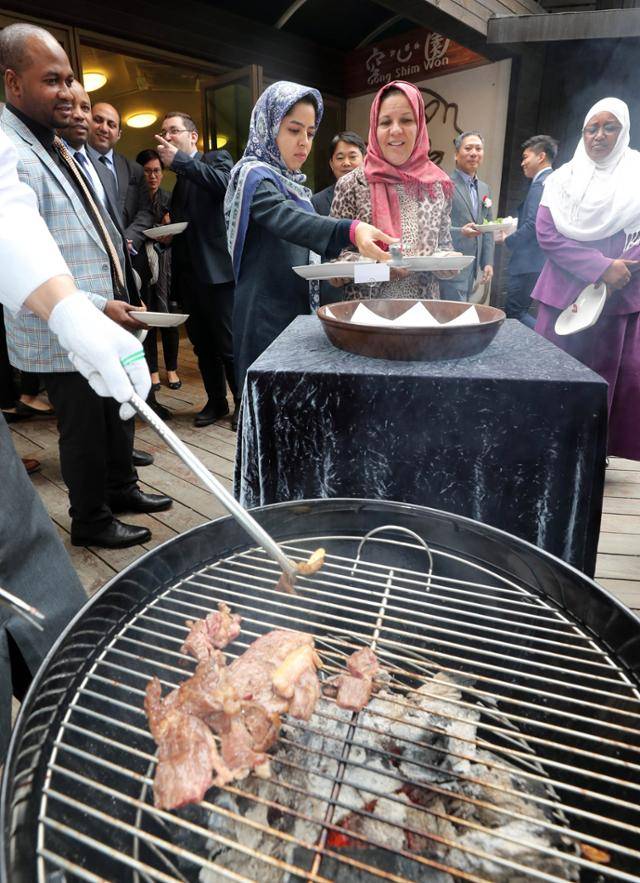 2019년 강원 춘천시 남이섬에서 주한 이슬람권 외교관 초청 국내 첫 할랄 인증 한우 시식회가 열려 참석인사들이 한우를 시식하고 있다. 춘천=연합뉴스
