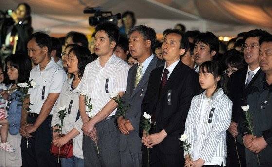 2007년 경남 김해시 진영읍 봉하마을 故 노무현 전 대통령의 분향소를 찾은 조문객들이 노 전 대통령이 생전에 좋아했던 노래 `상록수`를 합창하고 있다. 중앙포토