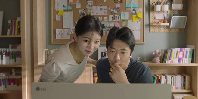 미진(임세미·왼쪽)과 대웅(권상우) 부부는 강남 아파트 청약에 당첨된다. 분양을 받으려면 얼마만큼의 현금이 필요한지도 모른채 둘은 “로또에 당첨됐다”며 기뻐한다. 웨이브 제공.