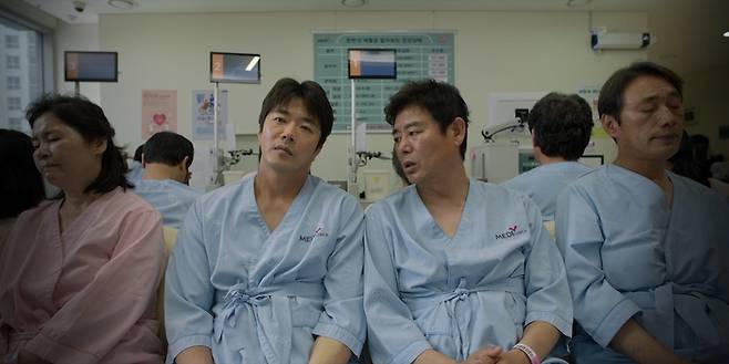 발기부전과 원형탈모로 병원을 찾은 대웅(권상우·왼쪽)은 가정의학과 의사 허준(성동일)과 형제 같은 우정을 나눈다. 웨이브 제공.