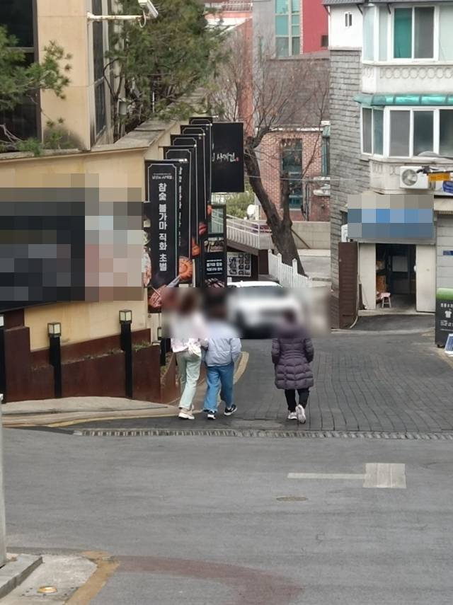 8일 오후 1시쯤 명동OOO교회 1층 주차장 내부의 오른쪽 문에서 나온 여성 세 명이 인근 내리막길을 걸어내려가고 있다. 국민일보 DB