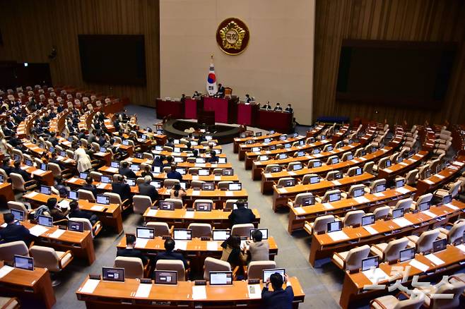 30일 서울 여의도 국회에서 열린 본회의에서 여당인 국민의힘 의원들이 '양곡관리법 일부개정법률안(대안) 본회의 부의의 건'의 무기명 투표에 앞서 집단 퇴장해 빈자리가 보이고 있다.  이날 양곡관리법 개정안 본회의 부의의 건은 국민의힘 의원들의 표결 불참 속에 재석 의원 165인 중 찬성 157인, 반대 6인, 무효 2인으로 가결됐다. 윤창원 기자
