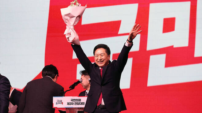 지난 8일 열린 국민의힘 전당대회에서 당 대표로 선출된 김기현 의원이 손을 들어 올리고 있다.