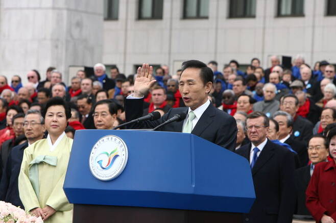 2008년 2월, 이명박 대통령이 국회에서 열린 제17대 대통령 취임식에서 선서하고 있다.