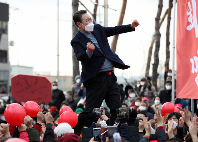 지난해 2월, 윤석열 대통령이 대선 후보 당시 주먹을 쥐며 선거 유세를 하고 있다.