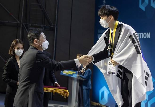 2022 국제기능올림픽 폐회식에서 메달을 수여하는 이재용 회장 / 삼성전자 뉴스룸