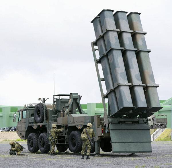 일본 자위대원들이 12식 지대함미사일 발사차량을 점검하고 있다. 교도통신·연합뉴스