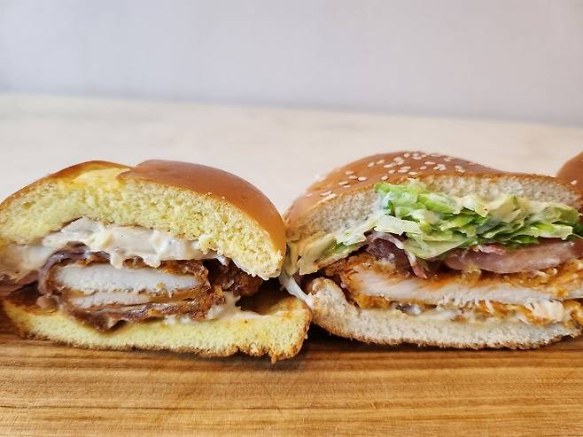 맥도날드의 맥크리스피 크리미 어니언(왼쪽)과 맥스파이시 크리미 어니언(오른쪽)/사진=김아름 기자 armijjang@