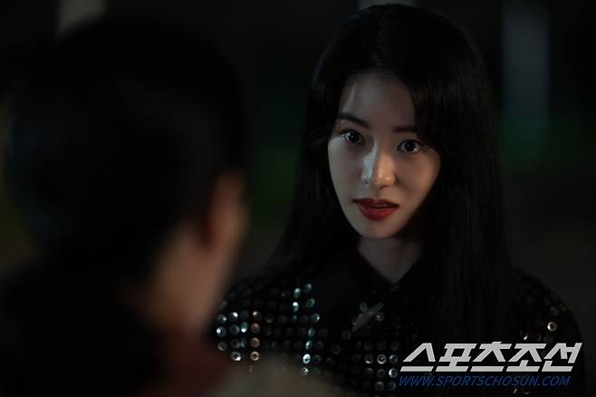 The Glory (L to R) Yeom Hye-ran as Kang Hyeon-nam, Im Ji-yeon as Park Yeon-jin in The Glory Cr. Graphyoda/Netflix ⓒ 2023