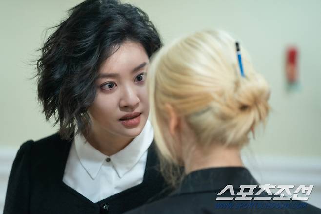 The Glory (L to R) Cha Joo-young as Choi Hye-jeong, Kim Hieora as Lee Sa-ra in The Glory Cr. Graphyoda/Netflix ⓒ 2023