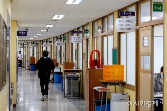 2023학년도 대학수학능력시험일인 17일 서울 종로구 경복고등학교에서 수험생들이 시험장으로 이동하고 있다./강진형 기자aymsdream@