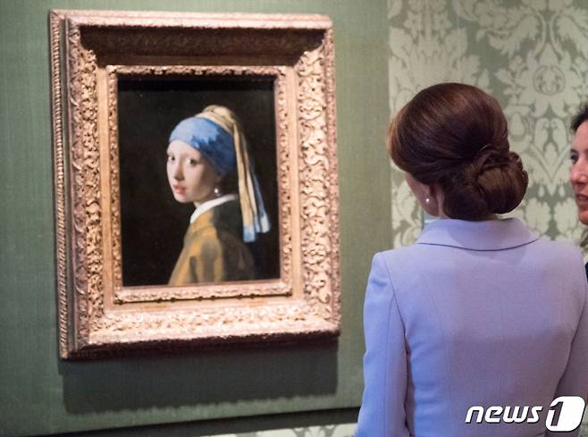 (헤이그 로이터=뉴스1) 권진영 기자 = 네덜란드 헤이그의 마우리츠하이스 미술관에서 케이트 미들턴 영국 왕세자비가 요하네스 베르무르의 대표작 '진주 귀고리를 한 소녀'를 바라보고 있다. 16.10.11  ⓒ 로이터=뉴스1  Copyright (C) 뉴스1. All rights reserved. 무단 전재 및 재배포 금지.