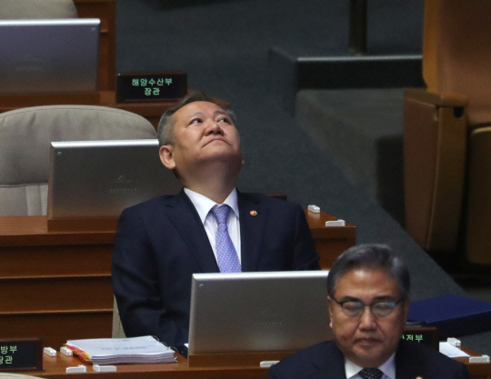 지난 2월 6일 오후 서울 영등포구 국회에서 열린 제403회국회(임시회) 제2차 본회의에서 이상민 행정안전부 장관이 고개를 들어 위를 바라보고 있다. 뉴시스