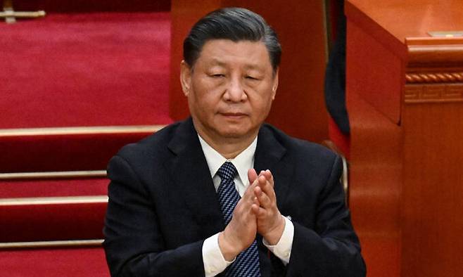 시진핑 중국 국가주석이 12일 베이징 인민대회당에서 열린 전국인민대표대회(전인대) 14기 1차 회의 제5차 전체회의에서 손뼉을 치고 있다. AFP연합뉴스