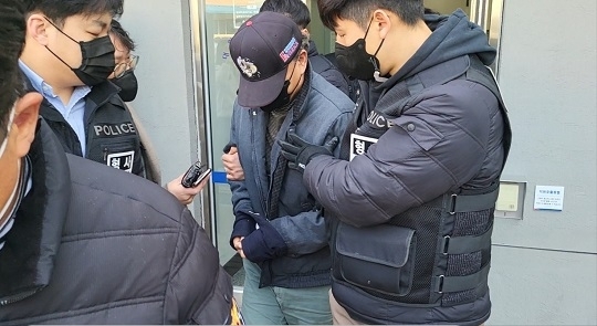 지난 2월17일 춘천지법에서 구속영장실질심사를 받고 나오는 피의자 김모(56)씨. 채널A 영상 갈무리