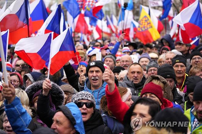 '우크라이나에 무기 그만 보내' 체코 시민 반정부 시위 [AP 연합뉴스 자료사진. 재판매 및 DB 금지]