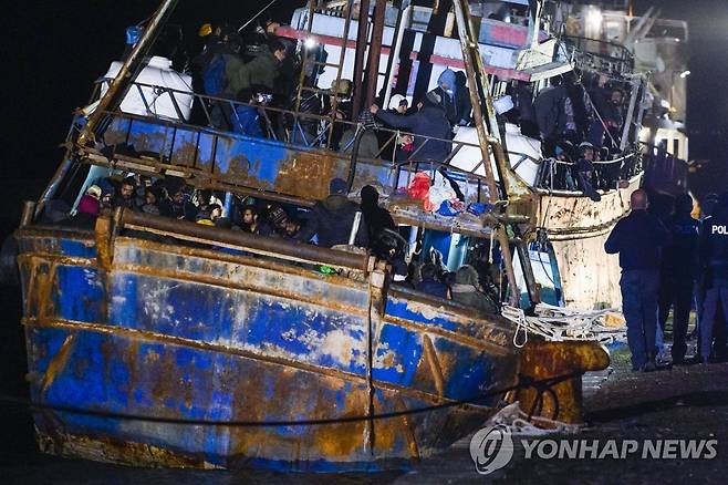 이탈리아로 밀려드는 불법 이민 (코로토네 AP=연합뉴스) 11일(현지시간) 이탈리아 남부 크로토네 항구에서 경찰이 약 500명의 이민자를 태운 어선을 점검하고 있다. 2023.03.12