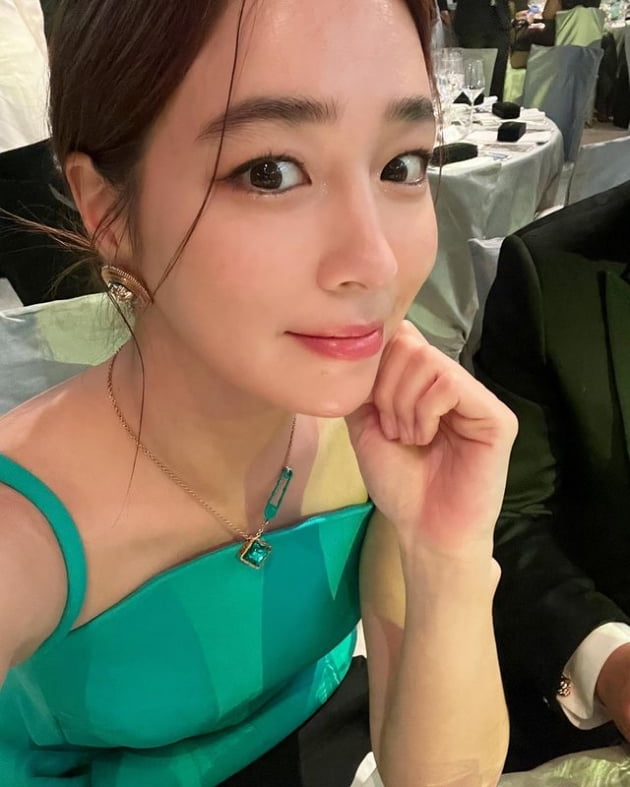 Actor Lee Min-jung shared the routine.Lee Min-jung posted two photos with ^^ on the 13th. The photo shows Lee Min-jung.Lee Min-jung attends the Academy Viewing Party held by the Elton John AIDS Foundation with her husband Lee Byung-hun. He is wearing an emerald dress and taking a selfie.In particular, Lee Min-jung poses with a sunglasses case with the name of Elton John. He wears sunglasses on his dress and boasts a unique style.Lee Min-jung is married to Lee Byung-hun in 2013 and has a son.
