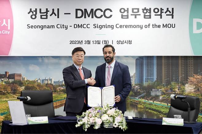 13일 성남시청에서 신상진 성남시장과 아흐메드 빈 술레얌 DMCC 의장이 ‘디지털 및 메타버스 산업에 대한 상호 협력을 위한 업무협약’을 체결하고 있다.(사진=성남시)