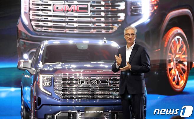 로베르토 렘펠 한국GM 사장이 지난달 7일 오전 서울 서초구 세빛섬에서 열린 프리미엄 픽업·SUV 브랜드 ‘GMC’의 첫 번째 모델인 초대형 픽업트럭 시에라(Sierra) 출시행사에 참석해 인사말을 하고 있다. 2023.2.7/뉴스1 ⓒ News1 김진환 기자